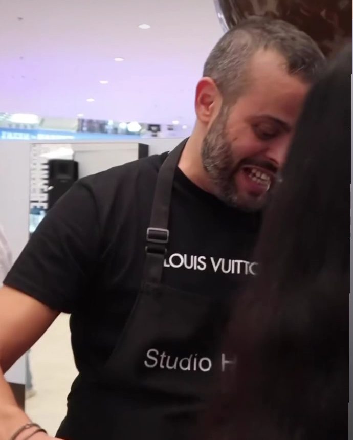 מעצב שיער בעבודה