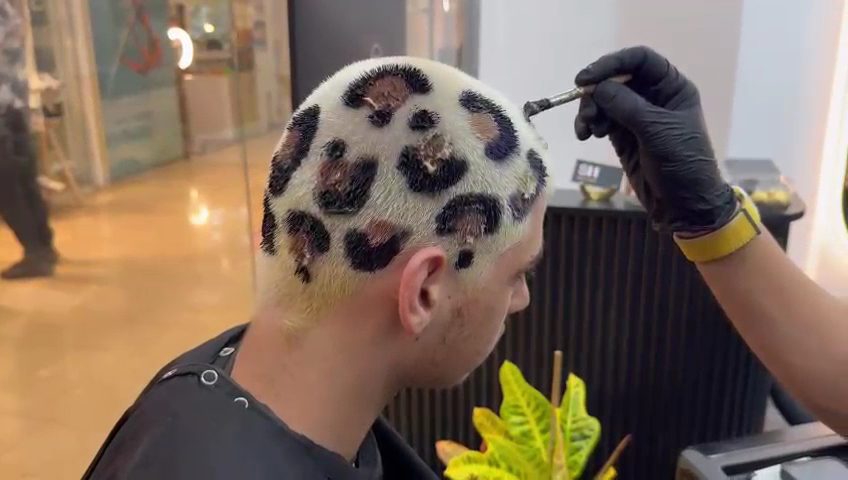 צבע בדוגמת נמר על תספורת קצרה